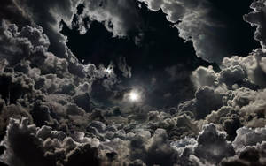 月亮在夜間透過烏雲發光 — 雲朵 GIF 壁紙