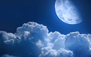 明亮的月亮在深藍色夜空中的豐厚雲層上照耀。 — 高畫質月亮 壁紙