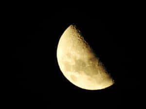 彎月帶有可見的隕石坑，在夜空中閃耀 — 高畫質月亮 壁紙