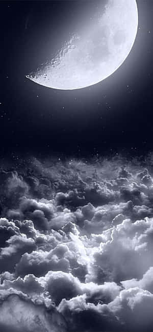 彎月高懸於繁星夜空中的旋渦雲層之上。 — 月光 壁紙