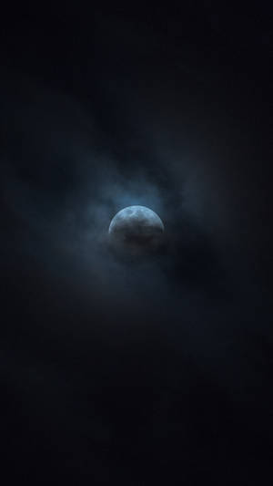 月亮透過烏雲在夜空中發光 — 月光 壁紙