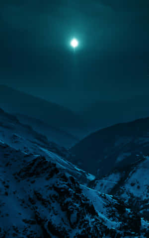 夜晚明亮的月亮下，深藍色調的雪山。 — Pixel Tablet 壁紙