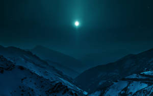 在星空下沐浴在月光中的雪山。 — 夜空 壁紙