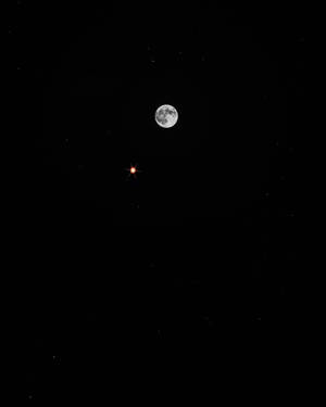 黑暗夜空中月亮和明亮的星星，散落著星星 — 月光 壁紙