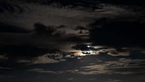 月光穿透烏雲，映照出戲劇性的夜空。 — 黑夜 壁紙