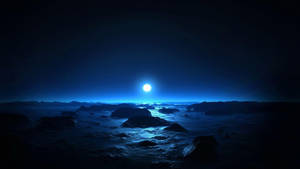 月光在晴朗的夜空下反射在黑暗的海洋和岩石海岸上。 — 高畫質月亮 壁紙