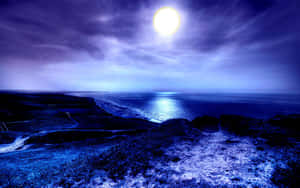月光照耀下的海岸懸崖，俯瞰夜間海洋 — 海灘日落 壁紙