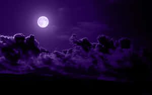 滿月透過紫色雲朵在黑暗的夜空中閃耀。 — 美麗的秋天 壁紙