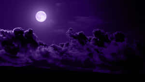 滿月在黑暗的夜空中透過紫色雲彩閃耀。 — 美學天空 壁紙