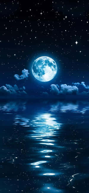 滿月映照在平靜的海洋上，繁星點點的夜空下 — iPhone 18 Pro 壁紙