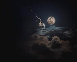 滿月穿過夜間黑暗的暴風雲照耀。 — 月夜星空 壁紙