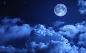 滿月透過藍色雲層在繁星點點的夜空中閃耀。 — 雲朵 GIF 壁紙