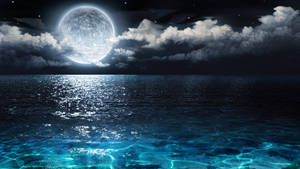 月光在繁星點點的夜空和飄動的雲層下，平靜的海面上反射。 — 海洋 壁紙