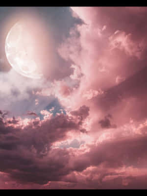 滿月透過粉紅色和紫色的雲層在夜晚閃耀。 — 美學月亮 壁紙
