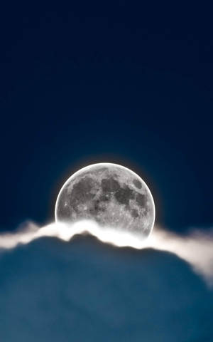 滿月在黑暗夜空的雲層上發光。 — 月光 壁紙