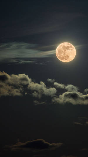 滿月穿過夜空中的烏雲閃耀 — 月光 壁紙