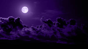 滿月透過紫色雲層在夜晚閃耀 — 高畫質月亮 壁紙