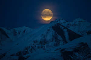滿月在夜間從積雪的山脈上升起。 — 風景 壁紙