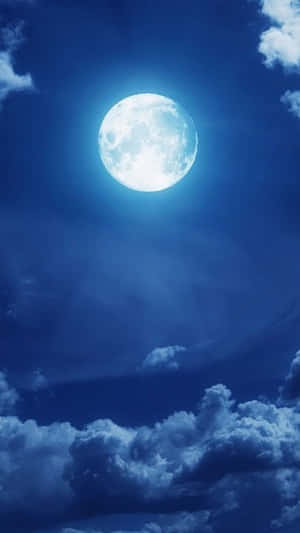 滿月穿過深藍色夜空中的雲層閃耀 — 月光 壁紙