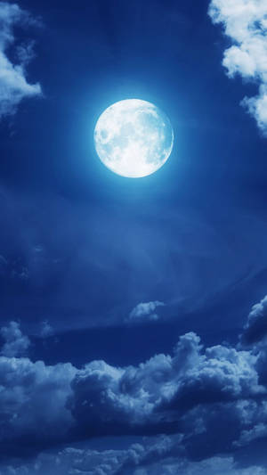 滿月在深藍色夜空中穿過雲層閃耀 — 月光 壁紙