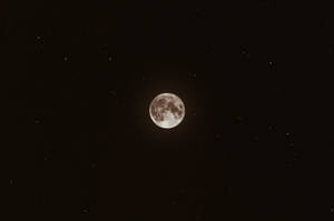 滿月在星空下閃耀，帶有棕褐色調。 — 月亮與星星 壁紙