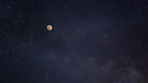 滿月在繁星點點的夜空中閃耀，伴隨著宇宙塵埃雲。 — 月光 壁紙