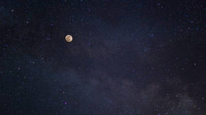 滿月在繁星點點的夜空中閃耀，可見宇宙塵埃。 — 高畫質月亮 壁紙