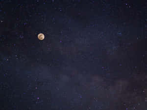 滿月在繁星點點的夜空中閃耀，宇宙塵埃清晰可見。 — 月亮與星星 壁紙