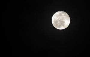 滿月在晴朗黑暗的夜空中明亮照耀。 — 美學月亮 壁紙