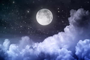 滿月在繁星點點的夜空中穿過雲層閃耀。 — 美麗的夜晚 壁紙
