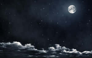 滿月在繁星點點的夜空下，在蓬鬆的雲層上方發光。 — 星星 壁紙