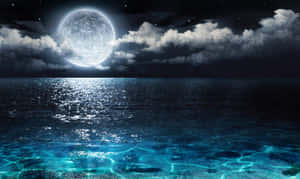 月光在星空和飄動的雲層下，在平靜的海面上閃爍。 — 月夜星空 壁紙