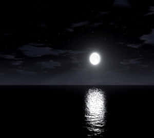 滿月映照在平靜的海洋上，繁星點點的夜空和雲朵。 — 夜空 壁紙