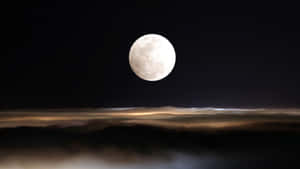滿月在夜間照耀著雲海。 — 月光 壁紙