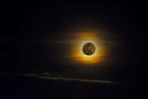 滿月帶金色光暈，漆黑夜空有薄雲 — 高畫質月亮 壁紙