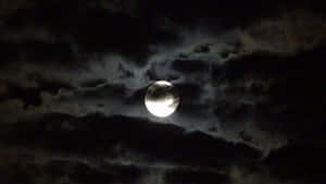 夜晚，滿月在黑暗的暴風雲後發光。 — 黑夜 壁紙