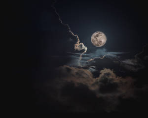 滿月在夜間穿過黑暗的暴風雲閃耀。 — 月光 壁紙