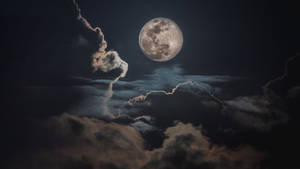滿月夜間穿過烏雲閃耀。 — 高畫質月亮 壁紙