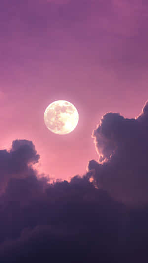 滿月穿過紫色雲層在夜晚發光 — 美學月亮 壁紙