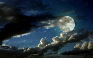 滿月在繁星點點的夜空中穿過雲層閃耀。 — 月光 壁紙