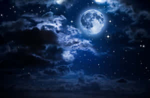 滿月穿過雲層，在繁星點點的夜空中閃耀。 — 月夜星空 壁紙