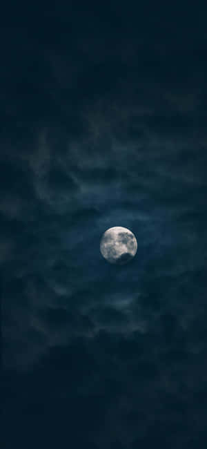 滿月穿過烏雲在夜晚閃耀。 — 月光 壁紙
