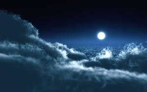 月光穿過雲層，照耀在夜晚平靜的海洋上。 — 月光 壁紙