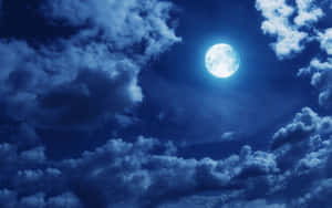 滿月透過深藍色雲層在夜空中閃耀。 — 月亮與星星 壁紙