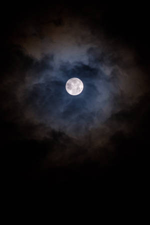 滿月透過烏雲在夜間閃耀。 — 高畫質月亮 壁紙