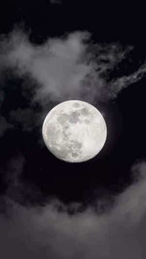 滿月透過飄動的雲層在黑暗的夜空中閃耀 — 月光 壁紙