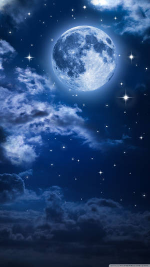 滿月穿過雲層，在繁星點點的夜空中閃耀。 — 月光 壁紙