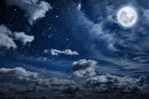 滿月在夜空中閃耀，伴隨著飄動的雲朵和星空。 — 月光 壁紙