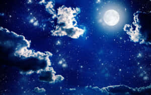 滿月在繁星夜空與飄動的雲層上方發光。 — 月亮與星星 壁紙