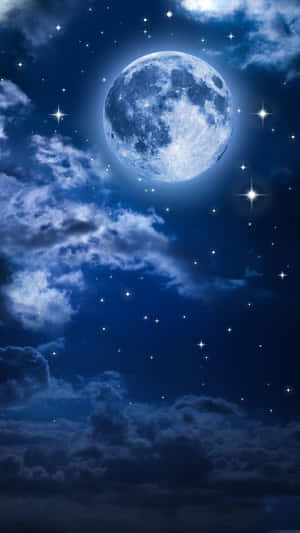 滿月穿過雲層在繁星點點的夜空閃耀。 — 月光 壁紙